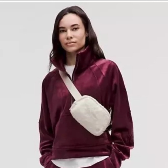 Authentic LULULEMON Plush Fleece Everywhere Belt Bag 1L Bone/ Silver NEW
NEW - Picture 5 of 12